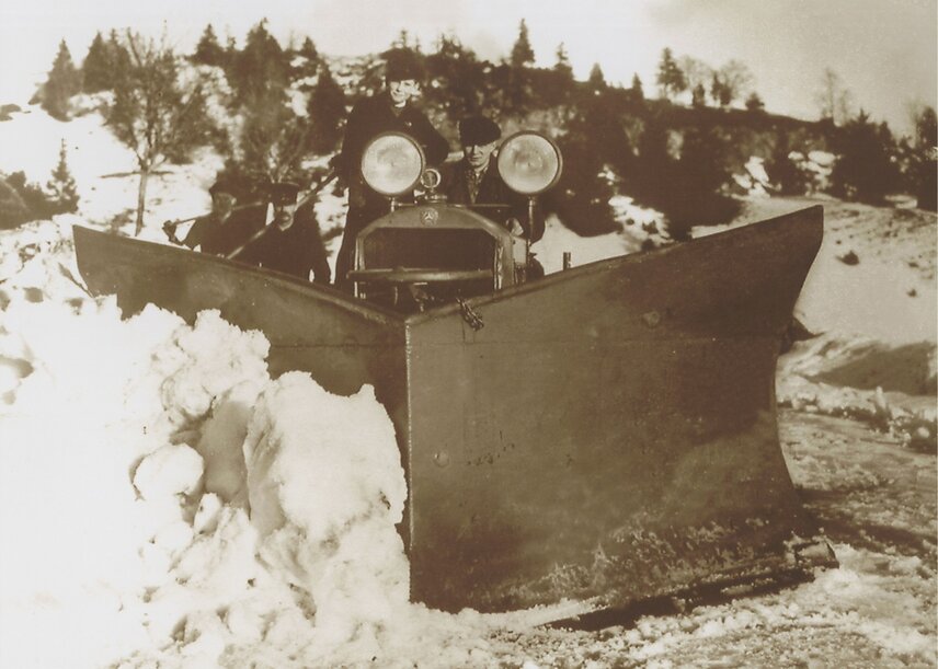 One of Schmidt’s first V ploughs mounted on a tractor (about 1925)