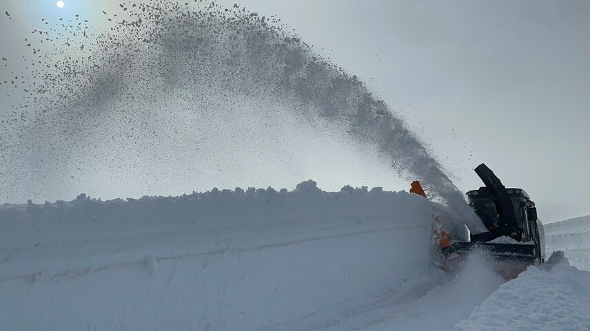 The high snow wall is milled with the feed auger on the Supra 4002